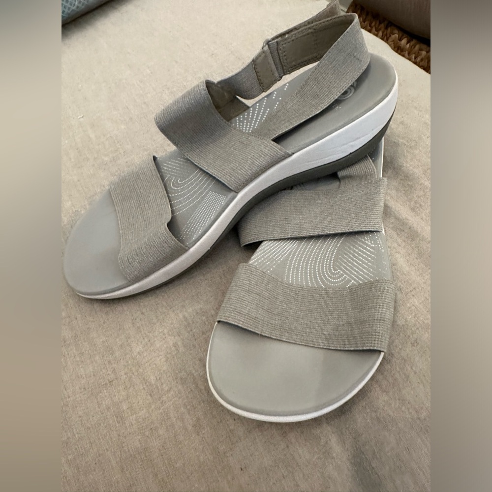 Clark’s Cloudsteppers strap sandals size 9